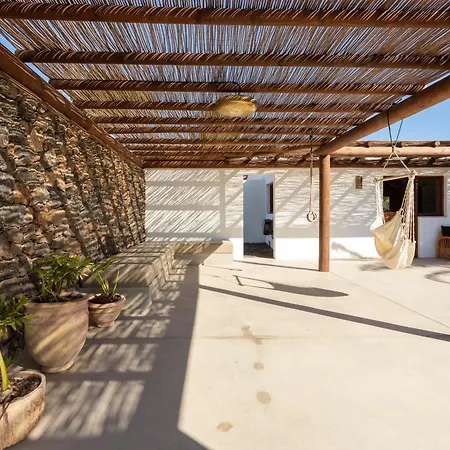 Сasa de vacaciones Rustic With Pool In Center Lajares