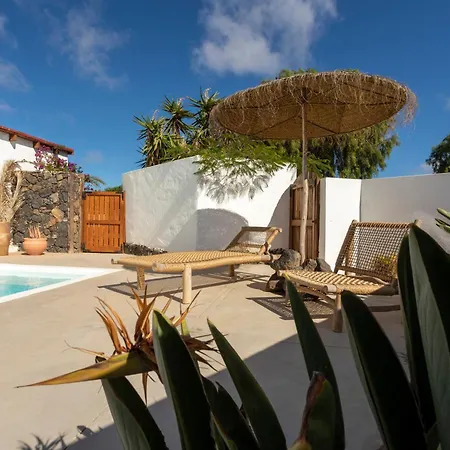 Rustic With Pool In Center Hébergement de vacances Lajares