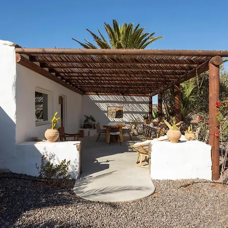 Rustic With Pool In Center *