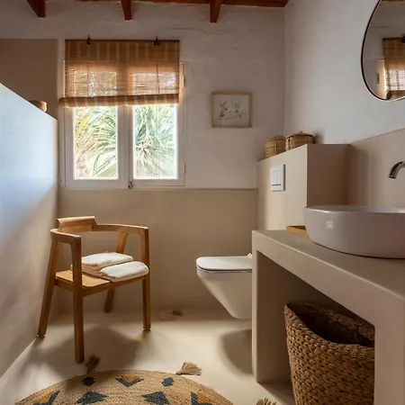 Rustic With Pool In Center *