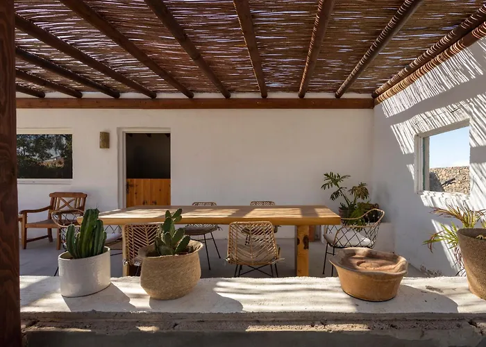 Rustic With Pool In Center Lajares