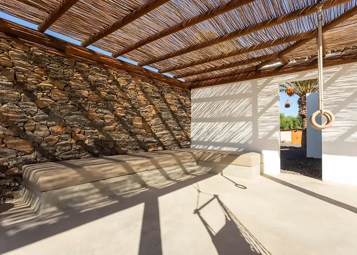 Rustic With Pool In Center *