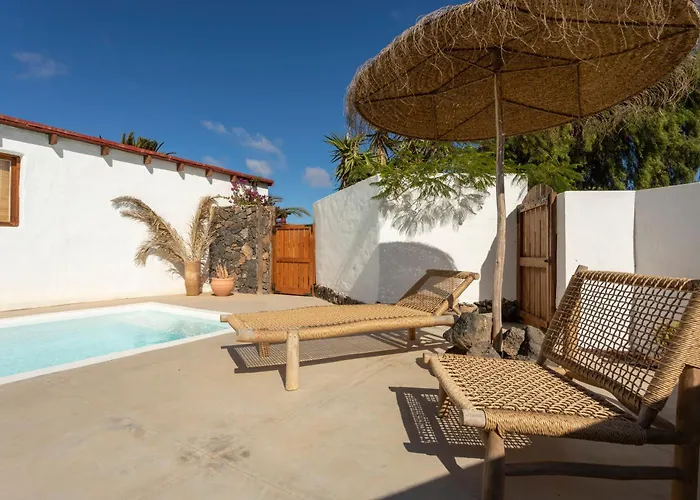 Rustic With Pool In Center بيت للعطل *