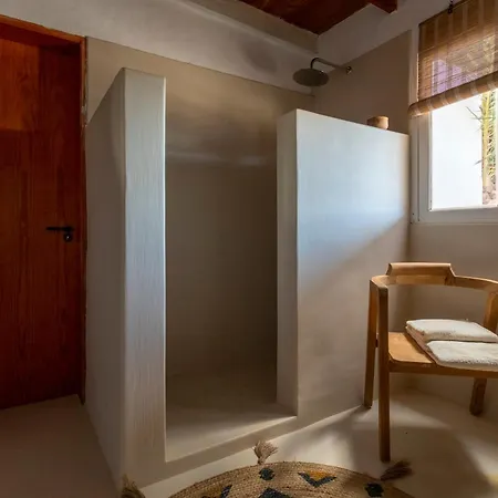 Rustic With Pool In Center * 라하레스