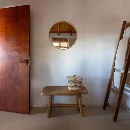 Rustic With Pool In Center 라하레스