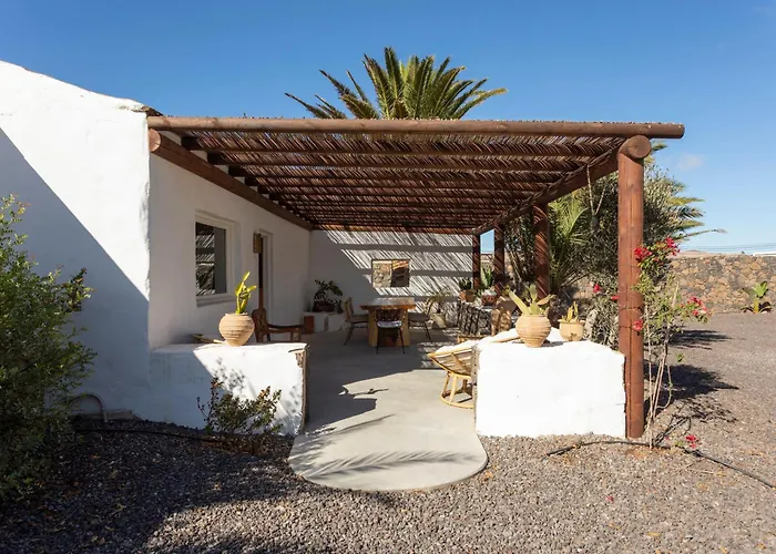 Rustic With Pool In Center *