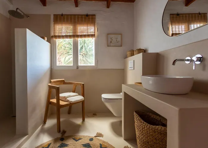 Rustic With Pool In Center *